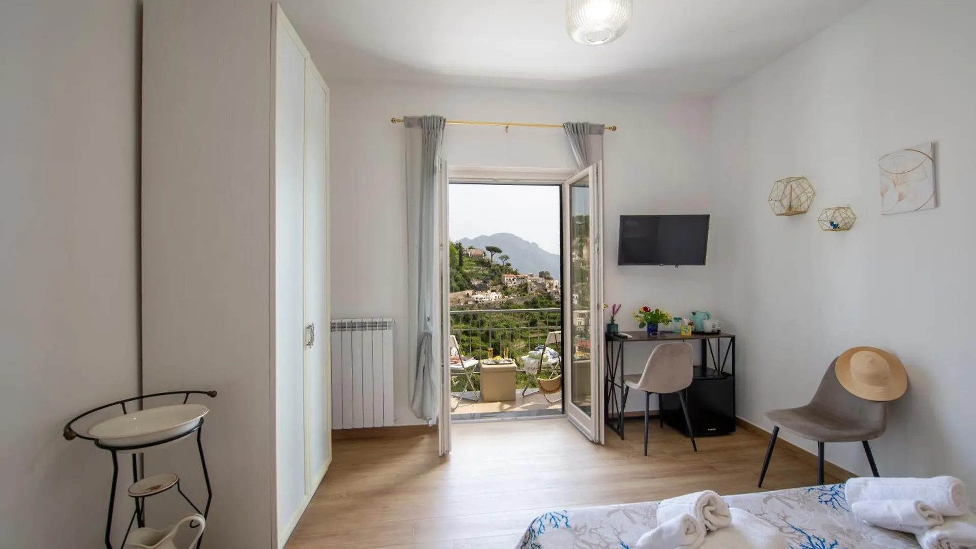אמאלפי Malu B&B לינה וארוחת בוקר